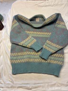 Vintage Hilda Ltd. Made in Iceland 100% Pure Wool Nordic Fair Isle Sweater Ladie